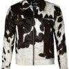 Chamarra de piel Black & White con diseño tipo piel de vaca en tonos negro y blanco, cierre frontal y bolsillos con solapa.